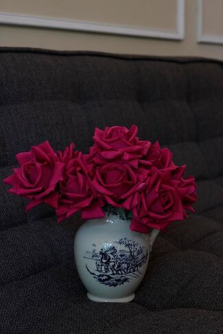 Artificial Rose Bouquet Real Touch Faux Roses 10 PCS White Flowers Artificial Pink Roses for Wedding Table Centerpiece Bridal Party Decor Home Office Decoration (Champagne) in Kuwait