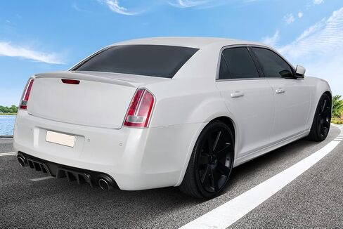 Diffuser الخلفي Ikon Motorsports متوافق مع 2012-2014 Chrysler 300 SRT ، Shark Fin PP Lower Valance Lip مع الضوء الأحمر in Saudi Arabia