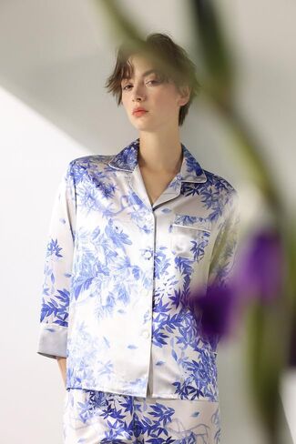 Le Silk Bouquet de Fleur Series Women's Silk Pajama تقع في أنماط زهرية حرير التوت 100 ٪ مع الأكمام والسراويل in Kuwait