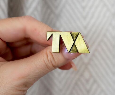 Marvel Studios Loki Tva Limited Edition Pewter Pin | حصري | إكسسوارات شارة بروش المعادن لارتدائها على حقائب الظهر والملابس والقبعات | المقتنيات الخارقة in Saudi Arabia