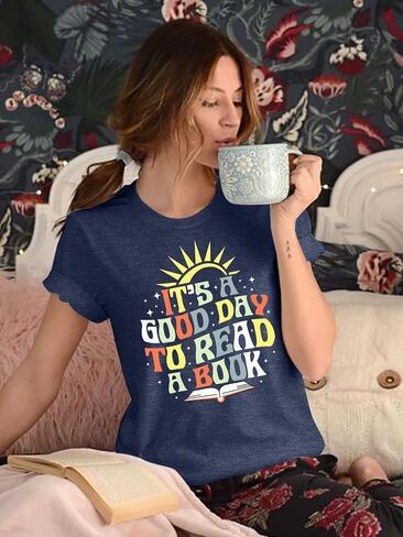 المرأة ، إنه يوم جيد لقراءة معلم قميص كتاب يقرأ رسال محبي كتب الكتب الرسومية المطبوعة أعلى in Saudi Arabia