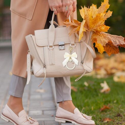 Bow keychain ، beige keychain keychain coquette keychains cute bow pres bag bag charm keychains bows key kins wistlet accessories bows for women car car base bas in Kuwait