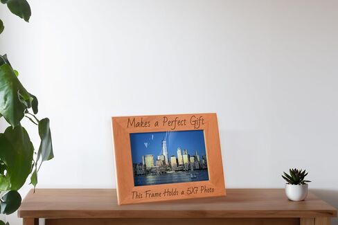 هدايا التخرج من ملابس الملابس للنساء من كبار السن مكشوفة مع 2026 حزب التخرج هدية طبيعية الخشب الليزر المحفور in Kuwait