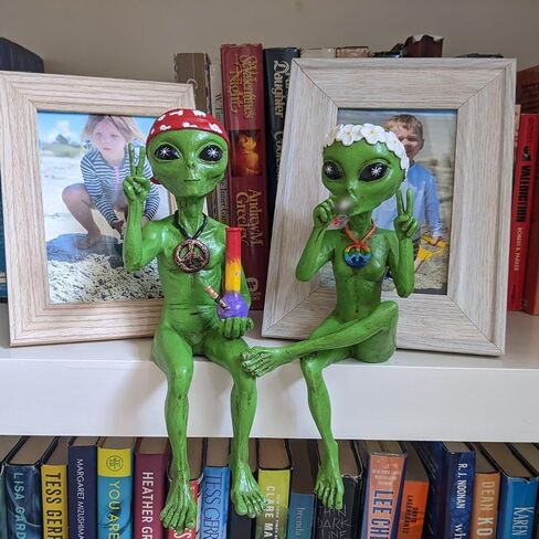 John Bernard & Company 'Stoner and Hippie' Alien Tatues زوجين 10 "H التماثيل الغريبة الجرف المقعدين في داخلي/خارجي فناء منزل مضحك أو حديقة - مجموعة من 2 in Kuwait