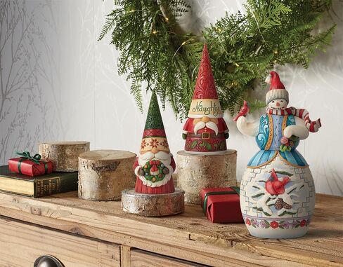 Enesco Jim Shore Heartwood Creek Christmas Gnome الذي يحمل إكليمة ، 7.09 بوصة ، متعدد الألوان in Saudi Arabia
