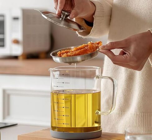 Premium Bacon Grease Saver with Strainer - Large 1.5L Grease Container for Kitchen with Stainless Steel Filter, Used Oil Storage & Bacon Drippings Keeper (50oz, Borosilicate Glass, Non-Slip Base) in Saudi Arabia