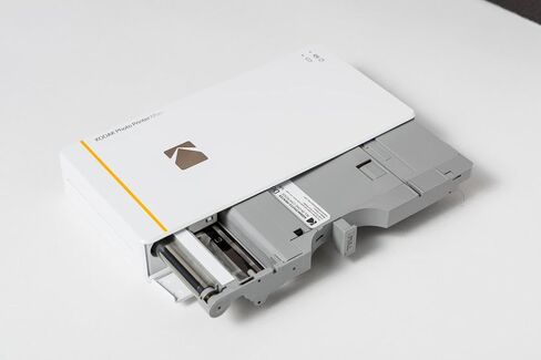 طابعة الصور الفورية المحمولة Kodak Mini - متوافقة مع Wi-Fi وNFC - تطبع صورًا مقاس 2.1 × 3.4 بوصة لاسلكيًا، تقنية طباعة DyeSub المتقدمة (أبيض) متوافقة مع Android وiOS in Kuwait