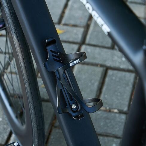 Corki Cycles Side Side Load Bottle Bottle Cage ، حامل زجاجة ماء للدراجة الجانبية للدراجات على الطرق والجبال - 2 عبوة - سبيكة السوداء الألومنيوم in Saudi Arabia