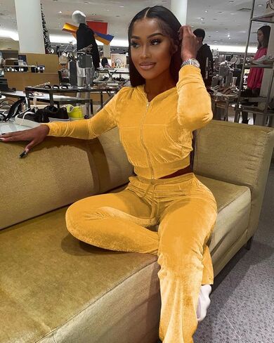 بدلة رياضية نسائية بلون سادة مكونة من قطعتين من القطيفة مكونة من قطعتين للنساء، سترة علوية قصيرة بغطاء للرأس بأكمام طويلة وسروال مرن واسع مجموعة ملابس رياضية كاجوال بدلة رياضية للركض مع جيوب in Kuwait