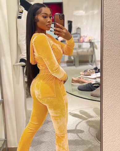 بدلة رياضية نسائية بلون سادة مكونة من قطعتين من القطيفة مكونة من قطعتين للنساء، سترة علوية قصيرة بغطاء للرأس بأكمام طويلة وسروال مرن واسع مجموعة ملابس رياضية كاجوال بدلة رياضية للركض مع جيوب in Kuwait