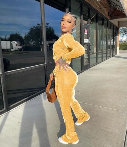 بدلة رياضية نسائية بلون سادة مكونة من قطعتين من القطيفة مكونة من قطعتين للنساء، سترة علوية قصيرة بغطاء للرأس بأكمام طويلة وسروال مرن واسع مجموعة ملابس رياضية كاجوال بدلة رياضية للركض مع جيوب in Kuwait