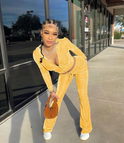 بدلة رياضية نسائية بلون سادة مكونة من قطعتين من القطيفة مكونة من قطعتين للنساء، سترة علوية قصيرة بغطاء للرأس بأكمام طويلة وسروال مرن واسع مجموعة ملابس رياضية كاجوال بدلة رياضية للركض مع جيوب in Kuwait