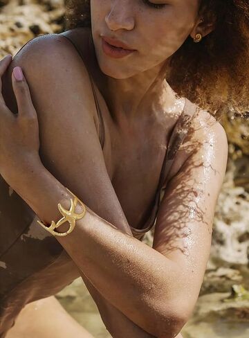 Chunky Gold Shell Bracelet for Women Trendy Wide Seashell Cuff Bracelets Exaggerated Scallop Shell Hinged Bangle Bracelets Summer Beach Statement Gold Bracelet in Saudi Arabia