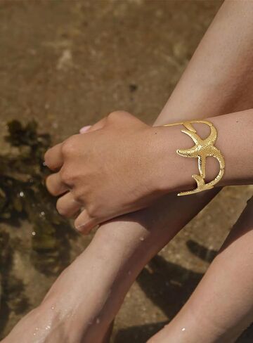 Chunky Gold Shell Bracelet for Women Trendy Wide Seashell Cuff Bracelets Exaggerated Scallop Shell Hinged Bangle Bracelets Summer Beach Statement Gold Bracelet in Saudi Arabia