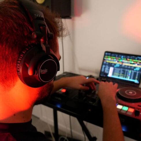 Hercules HDP DJ60 Closed-Back DJ Headphones Bundle with Case, Stand, and Austin Bazaar Polishing Cloth in Saudi Arabia