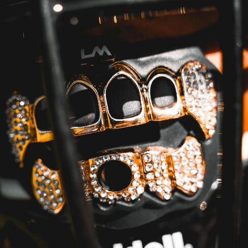 Loudmouth Football Mouth Guard - 3D Chrome Grillz Football Fouthpeace ، يناسب البالغين والشباب ، إكسسوارات حارس الفم (ثلاثية الأبعاد بلينغ - Chrome Black/Gold) in Kuwait