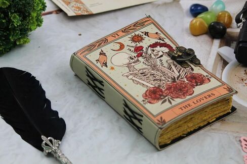 كتاب تعويذة فارغ من الظلال مجلة جلدية عتيقة مع حجر شبه كريم - إغلاق القفل، 200 صفحة من ورق حافة سطح السفينة العتيق - مجلة جريمويري، مجلة تعويذة الساحرة للرجال والنساء in Kuwait