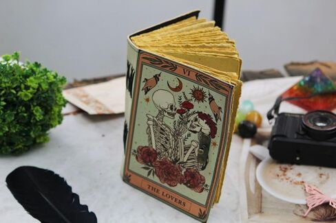 كتاب تعويذة فارغ من الظلال مجلة جلدية عتيقة مع حجر شبه كريم - إغلاق القفل، 200 صفحة من ورق حافة سطح السفينة العتيق - مجلة جريمويري، مجلة تعويذة الساحرة للرجال والنساء in Kuwait