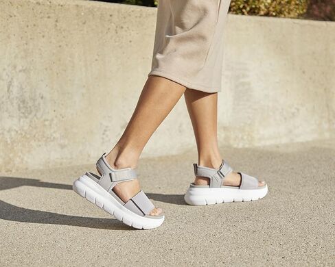 Dearfoams منصة المرأة الخفيفة الوزن القابلة للتعديل Odell Wedge Sandal in Kuwait