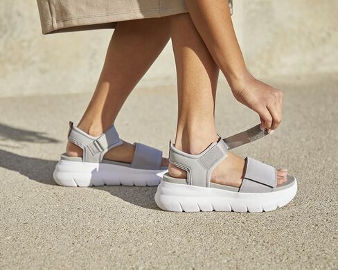 Dearfoams منصة المرأة الخفيفة الوزن القابلة للتعديل Odell Wedge Sandal in Kuwait