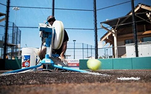 Jugs BP1 Softball فقط آلة الترويج - يلقي كرات نخرية تصل إلى 70 ميلاً في الساعة من ارتفاع توصيل واقعي. in Kuwait