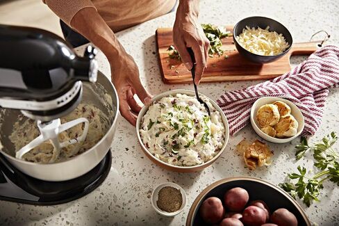 سلسلة Kitchenaid Classic 4.5 Quart Tilt-Head Stand Mixer K45SS ، Onyx Black & KGM ALL FLACK MILL MILL in Saudi Arabia