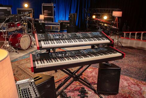 Roland V-Stage 88 Performance لوحة مفاتيح الأداء مع حامل قابل للتعديل ، ومقعد ، ودواسة الحفاظ ، وغطاء الغبار ، والفيديو التعليمي أوستن بازار ، وقماش تلميع in Saudi Arabia