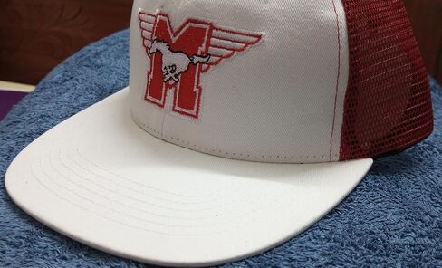 Hamilton Mustangs Hockey Snapback Cap ، شبكة بيضاء وحمراء ، شعار مطرز in Saudi Arabia
