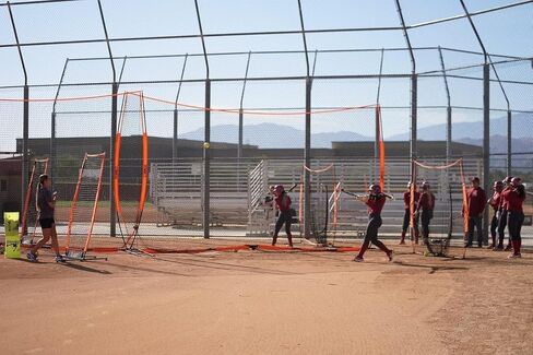 Bownet Field Barrier Net لكرة القدم أو التنس مع مرساة الرمال وحقيبة السفر (كرة القدم أو شبكة التنس) in Saudi Arabia
