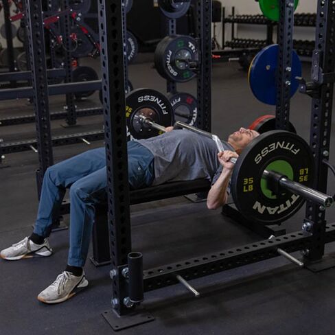 Titan Fitness Cambered Olympic Bench Press Bar ، تم تقييمه 600 رطل ، 2.75 بوصة من الأسطوان in Saudi Arabia