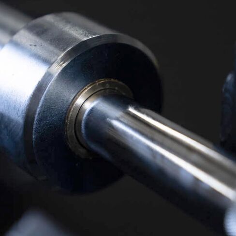 Titan Fitness Cambered Olympic Bench Press Bar ، تم تقييمه 600 رطل ، 2.75 بوصة من الأسطوان in Saudi Arabia