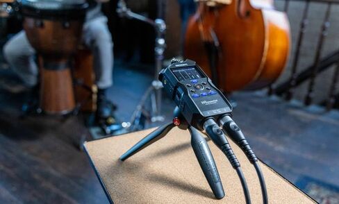 Zoom H4essential 4-Track 32-Bit Float Portable Audio Recorder with 32GB microSD Card, 25' Instrument Cables and AA Batteries in Kuwait