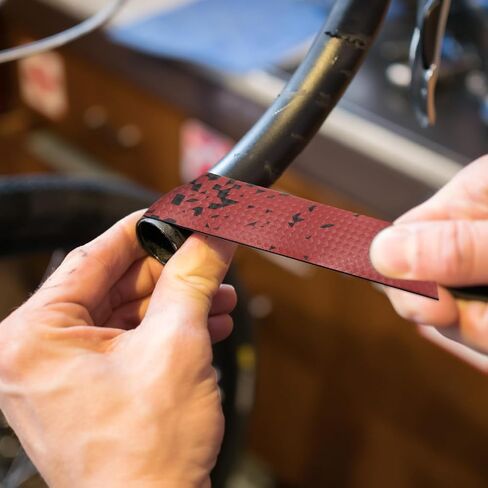 Harfington Bike Handlebar Tape Pu Eva شريط دراجة ناعم مع ظهور لاصق وقابس نهاية لركوب الدراجات على الطريق تعزيز قبضة الدراجة ، أسود/أبيض in Saudi Arabia