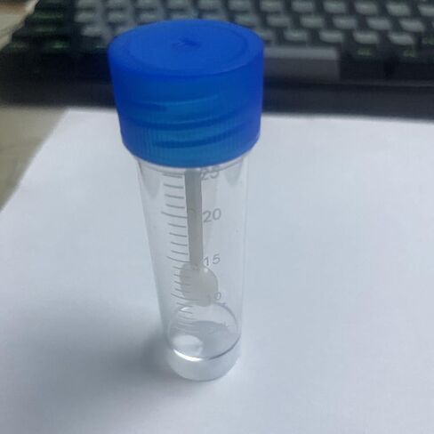 أكواب العينات ذات الأغطية: 50pcs قابلة للتخلص من البراز حاوية مع غطاء ملعقة - 25 مل زجاجة قارورة متدرجة للبلاستيك لاستخدام المختبر in Saudi Arabia