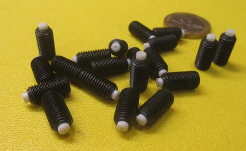 طبقة نايلون من النايلون الأسود مجموعة المسمار 1/4 "-28 x .500" طول الخيط in Saudi Arabia
