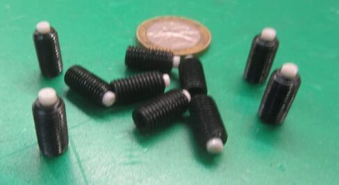 طبقة نايلون من النايلون الأسود مجموعة المسمار 1/4 "-28 x .500" طول الخيط in Saudi Arabia