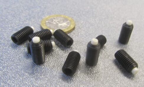 طبقة نايلون من النايلون الأسود مجموعة المسمار 1/4 "-28 x .500" طول الخيط in Saudi Arabia