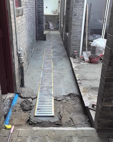 لوحة الصرف في الهواء الطلق ، شبكات تصريف مستطيلة مرئية للمعادن الممرات الخرسانية ، غطاء الخندق في مصنع العشب (100 سم × 15 سم × 2 سم) in Kuwait