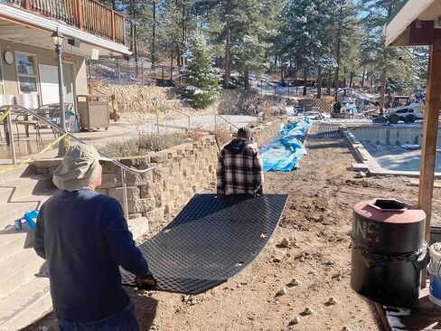 Checkers Mambamat الحصير حماية الأرض المرنة للمعدات الثقيلة ، 4 '× 8' ، سعة تحميل 95 طن ، مقابض مريحة ، مصنوعة من المواد المعاد تدويرها ، أسود ، MM48 in Kuwait