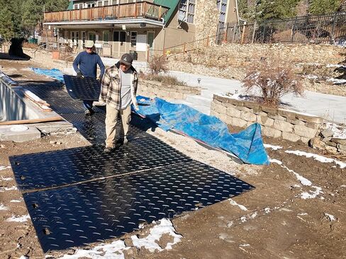 Checkers Mambamat الحصير حماية الأرض المرنة للمعدات الثقيلة ، 4 '× 8' ، سعة تحميل 95 طن ، مقابض مريحة ، مصنوعة من المواد المعاد تدويرها ، أسود ، MM48 in Kuwait