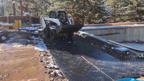 Checkers Mambamat الحصير حماية الأرض المرنة للمعدات الثقيلة ، 4 '× 8' ، سعة تحميل 95 طن ، مقابض مريحة ، مصنوعة من المواد المعاد تدويرها ، أسود ، MM48 in Kuwait