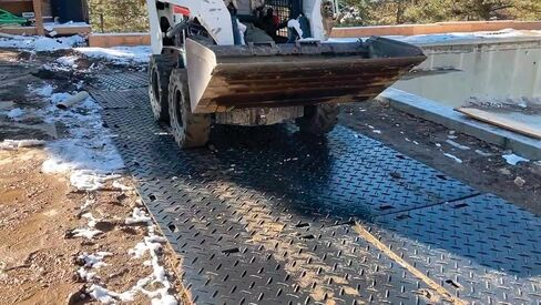 Checkers Mambamat الحصير حماية الأرض المرنة للمعدات الثقيلة ، 4 '× 8' ، سعة تحميل 95 طن ، مقابض مريحة ، مصنوعة من المواد المعاد تدويرها ، أسود ، MM48 in Kuwait