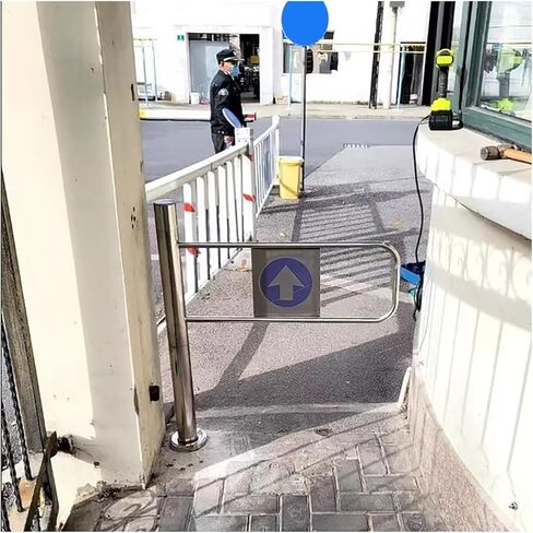 بوابة التأرجح الأوتوماتيكي ، باب أحادي الاتجاه 90 درجة من الفولاذ المقاوم للصدأ مع إغلاق محمّل بالناب in Kuwait