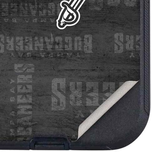 Skinit Skinit Phone Skin متوافق مع Otterbox Defender iPhone 15 - NFL Tampa Bay Buccaneers بالأبيض والرخص in Saudi Arabia