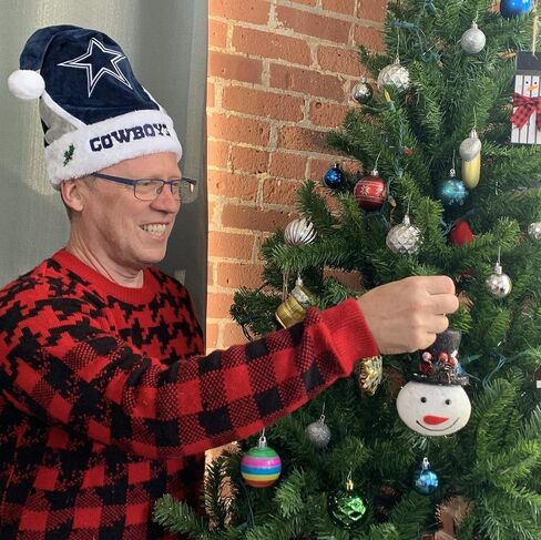 FOCO NFL Unisex 2014 Colorblock Santa Hat in Saudi Arabia