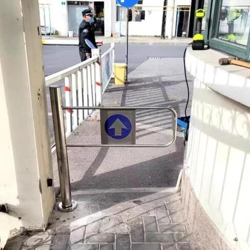 بوابة أمان Universal Metal Swing - باب أحادي الاتجاه التلقائي لمحلات السوبر ماركت والمكتبات والمصانع - إنهاء فضية متينة ، 100 × 97 سم ، مثالي للمداخل الآمنة in Kuwait