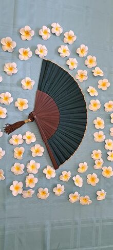 خوخ حبيبي المصنوع يدويًا معجبيًا يدويًا - رفيقك الصيفي المثالي. ابق باردًا في الأناقة مع لمسة من الأناقة الاستوائية. in Kuwait