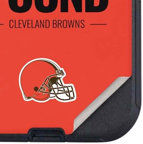 Skinit Skinit Phone Skin متوافق مع Otterbox Defender iPhone 14 - تصميم فريق NFL Cleveland Browns المرخص رسميًا in Kuwait