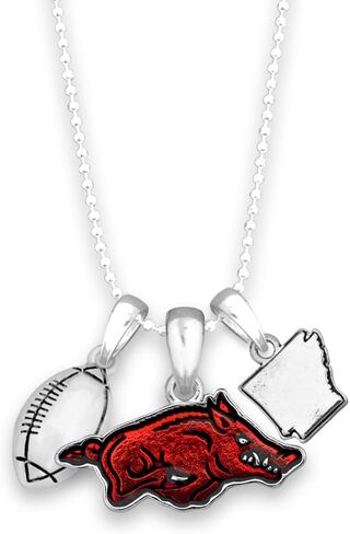 من قلب أركنساس Razorbacks كرة القدم ، قلادة Team Team Team Team Team مع شعار ألوان الفريق ، وكرة القدم وسحر الميلادية المرخص رسميًا من مروحة المجوهرات UA in Saudi Arabia