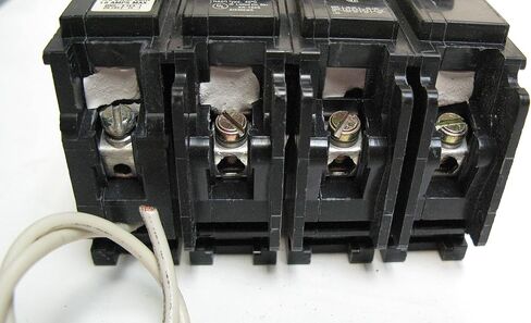 CKT Breaker ، رحلة تحويلة ، BL ، 3p ، 40a ، 240 فولت in Saudi Arabia